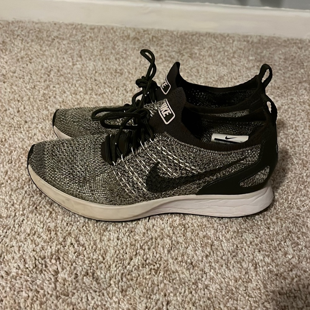 Good condition Olive Green Nike Air Tennis Shoes Size 6.5